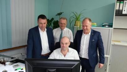 Bild: usc
Besuch im Wahlamt und Blick auf die Ergebnisse der Schnaittenbacher Bürgermeisterwahl. Links Uwe Bergmann, in der Mitte Wahlleiter Dietmar Krisch, rechts Marcus Eichenmüller, sitzend Sascha Fritzsche von der Stadtverwaltung, bei dem die Einzelergebnisse zusammenliefen.