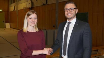 Bild: du
SPD-Herausforderin Nicole Bäumler erweist sich als faire Verliererin und gratuliert dem mit 76,4 Prozent der Stimmen wieder zum Bürgermeister gewählten Ernst Lenk von der CSU.