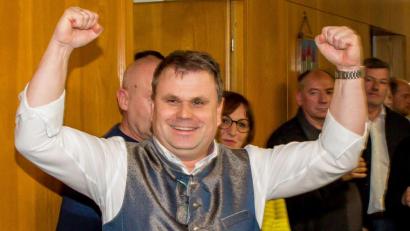 Bild: sml
Bürgermeister Karlheinz Budnik reckt die Fäuste in die Höhe. "Ich bin mehr als zufrieden", freut er sich am Wahlabend im Rathaus über seinen Sieg.