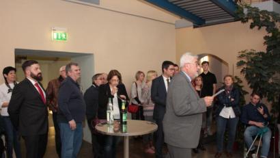 Bild: ui
Bürgermeister Rupert Troppmann verkündet vor einem kleinen Kreis im Rathausfoyer das vorläufige Ergebnis der Bürgermeisterwahl.