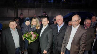 Bild: Franz Josef Hüttner 
Er ist der neue Bürgermeister in der Marktgemeinde Luhe-Wildenau: Sebastian Hartl (Vierter von links) neben seiner Frau Stefanie und seinem Sohn Jakob.