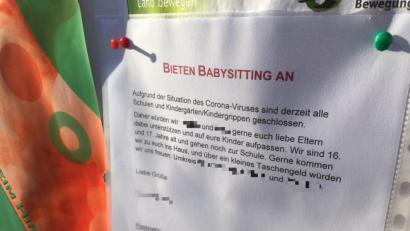 Bild: upl
So geht Nachbarschaftshilfe: Zwei Schülerinnen bieten an, auf Kinder aufzupassen.