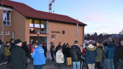Bild: Anne Wiesnet
Die Kommunalwahl in Kirchenthumbach interessiert viele Bürger. Vor dem Rathaus warten sie auf die Ergebnisse.