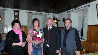 Bild: ils
Johanna Treml, Beate und Rudolf Schopper sowie Otto Uhl feiern das Wahlergebnis in Püchersreuth