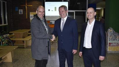 Bild: sck
Der wiedergewählte Bürgermeister Joachim Neuß (FW, Mitte) nimmt die Glückwünsche seiner Gegenkandidaten Bernd Scheller (Grüne, links) und Uwe Ditz (CSU) entgegen.