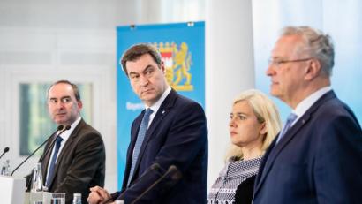 Bild: Matthias Balk/dpa
Ministerpräsident Markus Söder (CSU, Zwieter von links) steht auf einer Pressekonferenz in der bayerischen Staatskanzlei zu den Auswirkungen der Coronavirus-Infektionen in Bayern zwischen Wirtschaftsminister Hubert Aiwanger (Frei Wähler, links), Gesundheitsministerin Melanie Huml (CSU, Zweite von rechts) und Innenminister Joachim Herrmann (CSU).