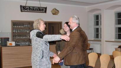 Bild: sfo
Johann Burger (rechts) freut sich mit seiner Frau Kathrin (links) und Tochter Alexandra.