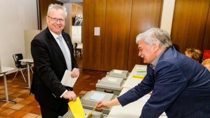 Bild: Hösamer
Oberbürgermeister Andreas Feller (CSU) gab seine Stimme in Dachelhofen ab.