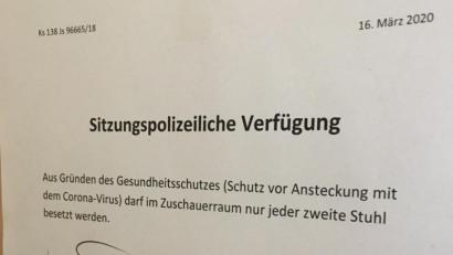 Bild: ca
Abstand halten im Zuhörerraum. Am Ende wurde der Prozess nach einer Stunde ohnehin unterbrochen .