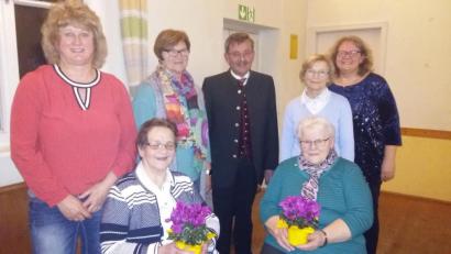 Bild: Petra Retzer 
Ehrungen bei der Jahreshauptversammlung des Katholischen Frauenbunds Hausen (vorn, von links): Katharina Tischner und Therese Schaller; hinten (von links): Christine Tischner, Elisabeth Spörer, Pfarrer Klaus Birnthaler, Ilona Krieger und Evi Hauer.