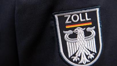 Symbolbild: Ralf Hirschberger/dpa
Der Zoll hat 19 Tonnen Tabakt in einem Lkw entdeckt.