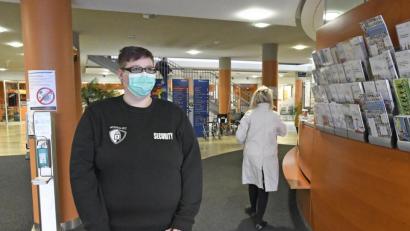 Bild: Petra Hartl
Zum Schutz von Mitarbeitern und Patienten kommen derzeit nur Besucher mit Ausnahmegenehmigung ins Klinikum Weiden. Ein Sicherheitsdienst kontrolliert das und klärt auf.