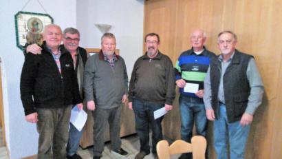 Bild: exb
Georg Kammerer, dritter Sieger Karl Lang, Vorsitzender Peter Lachmann, Sieger Herbert Simmerl, Zweitplatzierter Hans Reger und Erich Bäumler, zuständig für die Auswertung (von links).