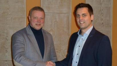 Bild: Portner
Rudolf J. Teplitzky (rechts) freut sich im Foyer des Rathauses über seinen klaren Wahlsieg. CSU-Kandidat Herbert Uschold (links) gratuliert.