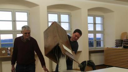 Bild: sfo
Der wiedergewählte Alois Männer (links) und der scheidende Gemeinderat Josef Siller, beide CSU, beim Leeren einer Wahlurne am Wahlabend.