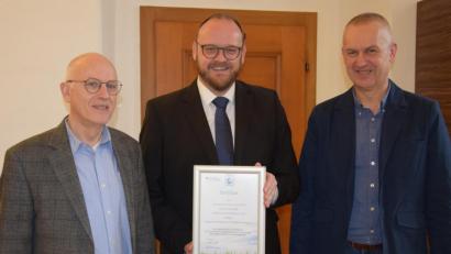 Bild: exb
Landrat Andreas Meier (Mitte), Kreisbaumeister Werner Kraus (rechts) und Heribert Eckl, Leiter des
Bauunterhaltes, freuen sich sehr über das Zertifikat und natürlich auch die finanzielle
Förderung der Klimaschutzmaßnahme.