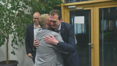 Bild: Tobias Schwarzmeier
Faire Geste: Bernhard Pscheidt (von links) und Dominik Baschnagel gratulieren Bürgermeister Ernst Schicketanz zur Wiederwahl.