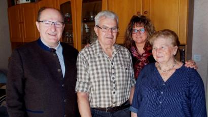 Bild: e
Josef Rubenbauer (Zweiter von links) feiert 80. Geburtstag, hier mit Ehefrau Erika (rechts) und Tochter und Karin. Für die Gemeinde Kümmersbruck gratuliert Bürgermeister Hubert Blödt (links).