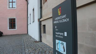 Bild: kmo
Auch das Landratsamt Amberg-Sulzbach verschärft seine Corona-Maßnahmen: Die Behörde und alle ihre Außenstellen sind jetzt für Besucher geschlossen.