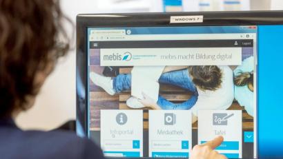 Bild: Armin Weigel/dpa
Eine Lehrerin sitzt vor einem Monitor mit dem Programm „mebis – Landesmedienzentrum Bayern“.