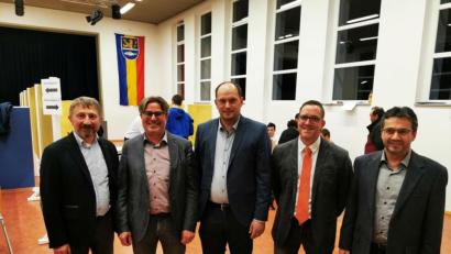 Bild: gz
Im Namen der Marktverwaltung gratulierte (von links) Geschäftsleiter Georg Würfl Bürgermeister Reiner Gäbl zum Wahlsieg. Die Mitbewerber um das Bürgermeisteramt Thomas Kleber und Bernd Reil schlossen sich mit Wahlleiter dritten Bürgermeister Josef Illing den Gratulationen an.