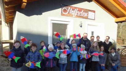 Bild: twg
Die Kommunionkinder aus der Pfarrei Pullenreuth mit ihren gebastelten Fischen. Von rechts kniend: Gabi Hawranek und Kerstin Heining. Stehend hinten von rechts: Alexandra Hufnagel, Juliane Hecht, Andrea Bayerl und Pfarrer Josef Waleszczuk