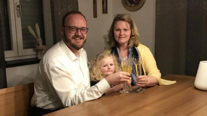 Bild: exb
Ruhiger Wahlabend im heimischen Windischeschenbach. Ehefrau Jutta ist die Erste, die Landrat Andreas Meier zur Wiederwahl gratuliert. Tochter Katharina darf mit Orangensaft darauf anstoßen.