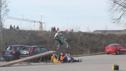 Bild: pi
Gänsehaut-Feeling pur erleben die Zuschauer beim Motorrad-Weitflug.