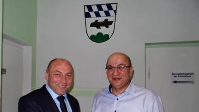 Bild: jml
Die Auszählung ist beendet, Gerhard List (links) wird der nächste Bürgermeister im Markt Kohlberg. Konkurrent Mehmet Begen hat viel Herzblut in seinen Wahlkampf gesteckt und zeigt sich bei der Gratulation als fairer Verlierer des Rennens.