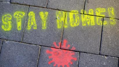 Bild: Sven Hoppe/dpa
Ein Graffiti mit dem Text „Stay Home (Bleib daheim)“ und einer symbolischen Virusdarstellung wird in der Fußgängerzone in München für die Maßnahmen gegen die Ausbreitung des Coronavirus. Schüler haben seit Montag keinen Unterricht und sollen zu Hause bleiben.