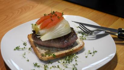 Bild: Gabi Schönberger
Genuss in Schichten: Auf das Toastbrot kommt Filetsteak und gedünstete Fenchelknolle.