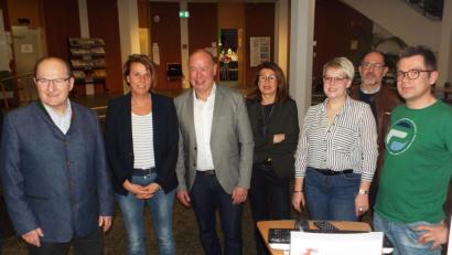 Bild: e
Im Rathausfoyer verfolgen sie am Wahlsonntag die Übermittlung der einzelnen Ergebnisse aus den Wahllokalen (von links): Dritter Bürgermeister Hubert Blödt, Zweite Bürgermeisterin Birgit Singer-Grimm, ´Bürgermeister Roland Strehl mit seiner Frau Gabriele, die SPD-Kandidatin Lisa Hartinger, SPD-Ortsvorsitzender Markus Bayer und IT-Administrator Thomas Wiedenbauer.