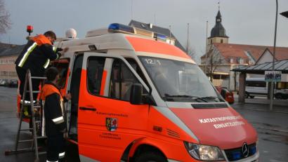 Bild: jr
Die Feuerwehr bestückte das Katastrophenschutzfahrzeug mit der neuen mobilen Warnanlage. Danach fuhren sie durch Mitterteich, um per Durchsage die Bevölkerung zu bieten, zu Hause zu bleiben.