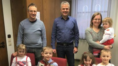 Bild: cro
Bürgermeister Thomas Meiler hinten, Mitte) begrüßt die Jubiläumsbürger Bernhard und Lesya Müller mit Ihren fünf Kindern, (vorne, von links) Maria-Theresia, Laurentius, Ottila und Clemens sowie Felicia (am Arm der Mutter), die tatsächlich 1500. Einwohnerin Flossenbürgs.