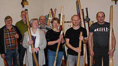 Bild: ld
Eine große Auswahl an selbstgebauten Didgeridoos hatte Michael Heinl (rechts) zum Workshop in Brand mitgebracht. Mit Philipp Gerisch (Zweiter von rechts) hatte er einen versierten Spieler und überzeugenden Referenten nach Brand geholt.