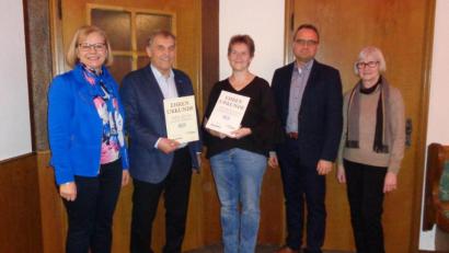 Bild: amö
BLLV-Vorsitzende Ortrud Sperl (links), Zweite Bürgermeisterin Christa Zapf und stellvertretender Bezirksvorsitender Manuel Sennert (von rechts) ehrten die langjährigen Mitglieder (mit Urkunde, von links) Rudolf Teplitzky und Waltraud Eichstätter.