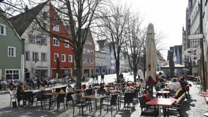 Bild: Petra Hartl
Der Katastrophenalarm gilt auch in Weiden und im Landkreis. Bars bleiben ab Mittwoch geschlossen. Speiselokale und Cafés haben nur bis 15 Uhr geöffnet.