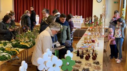 Bild: mez
Bereits mit Öffnung des Osterbasars im Herz-Jesu-Pfarrheim strömten viele Besucher in den Pfarrsaal. Liebevoll in Handarbeit erstellte kostengünstige Oster- und Frühlingsartikel standen zur Auswahl, die viele fleißige Hände zuvor gebastelt hatten.