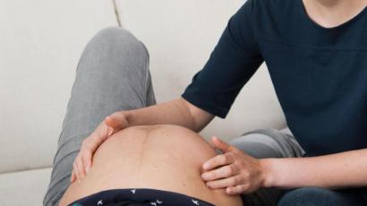 Bild: Julian Stratenschulte
Eine Hebamme untersucht im Rahmen der Vorsorge eine Schwangere (gestellte Szene).