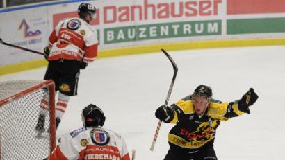 Bild: Andreas Brückmann
Felix Köbele (rechts) bejubelt einen seiner 21 Saisontreffer. Dazu kamen in der abgelaufenen Saison 35 Vorlagen. Damit war der Außenstürmer Top-Scorer des ERSC Amberg.