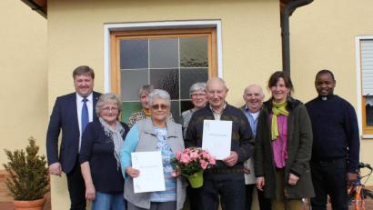 Bild: aun
Der Obst- und Gartenbauverein Utzenhofen zeichnete langjährige Mitglieder aus. Im Bild 
die Geehrten zusammen mit Bürgermeister Stefan Braun und 2. Vorsitzende Hedwig Lehmeier (von links) sowie von Pfarrer Peter Lungu und Vorsitzender Christa Donhauser (von rechts).