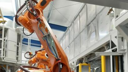 Bild: rgr
Mittelschüler der 8. Klasse dürfen per Joystick einen Roboterarm steuern.