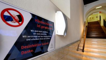 Bild: Stephan Huber
Händeschütteln war bisher out im Rathaus Amberg. Ab sofort sind Besuche der Ämter und Referate sogar untersagt.