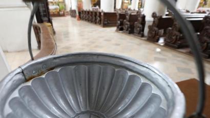 Bild: Wolfgang Steinbacher
Das Coronavirus macht auch vor den Toren der Kirchen nicht Halt: Gottesdienste fallen aus - Weihwasserkessel bleiben leer, wie hier in der Amberger Georgskirche.