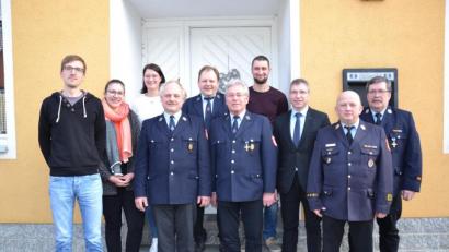 Bild: gi
Matthias Balk (links) ist neuer Vorsitzender der Feuerwehr Etzgersrieth. Rudolf Mitlmeier (Fünfter von rechts) stellte sich nach 17 Jahren als Chef nicht mehr zur Wahl.