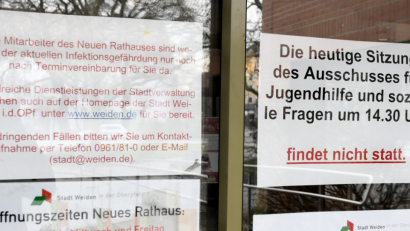Bild: Petra Hartl
Das Weidener Rathaus hat für den allgemeinen Parteiverkehr geschlossen. Ohne Termin geht selbst in dringenden Fällen nichts. Der Jugendhilfeausschuss fiel am Dienstag aus, weitere sollen folgen.