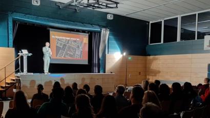 Bild: exb
Beim Vortrag von Frank Astor in der Sporthalle der Realschule im Stiftland.