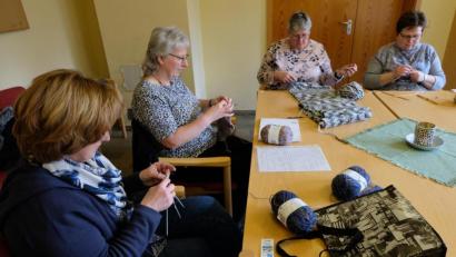 Bild: le
Sie Frauen stricken unter Anleitung von Sieglinde Schätzler Socken für den guten Zweck.
