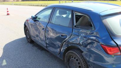 Bild: Verkehrspolizei Amberg
Rund 17.000 Euro Schaden sind die Bilanz eines Unfalls bei Kümmersbruck am Montag zwischen einem Auto und einem Lkw.