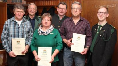 Bild: exb
Schützenmeister Johannes Schneeberger (rechts), Gauschützenmeister Manfred Muck (Zweiter von links) und Bürgermeister Martin Prey ehrten die treuen Mitglieder (mit Urkunde, von links) Horst Fleischmann, Gerlinde Fleischmann und Michael Schlagenhaufer.